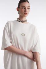 NR We Should Kiss T-Shirt Off White - Image 3